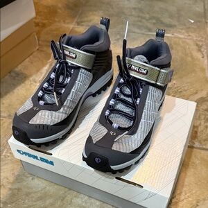 Pearl Izumi woman’s Black and Gray Sneakers